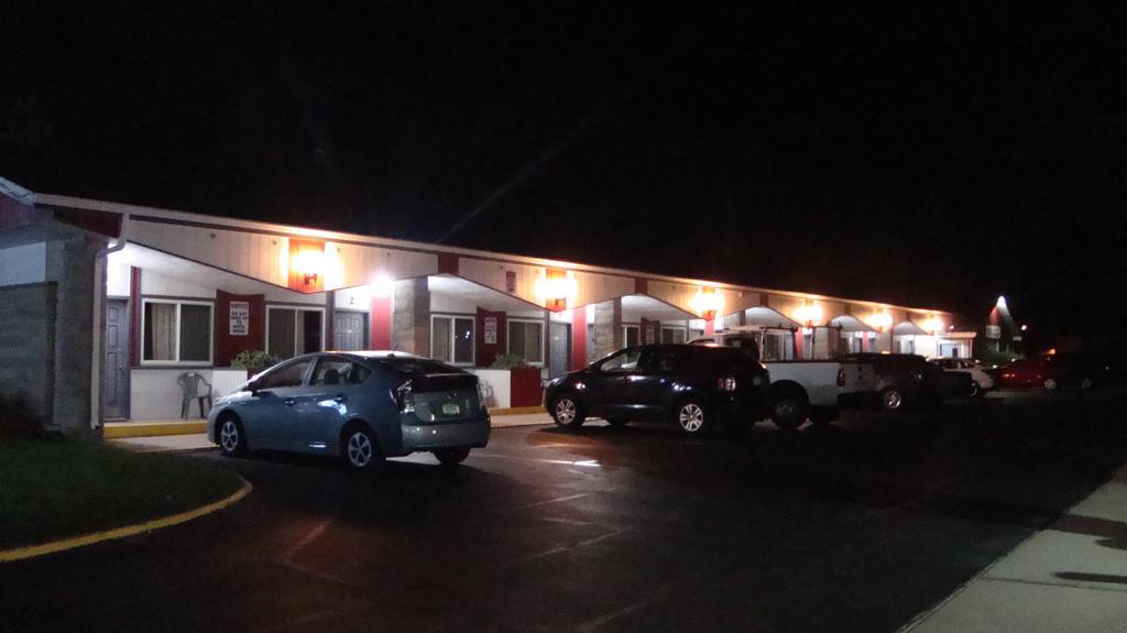 Pinconning Trail Inn Motel Bagian luar foto