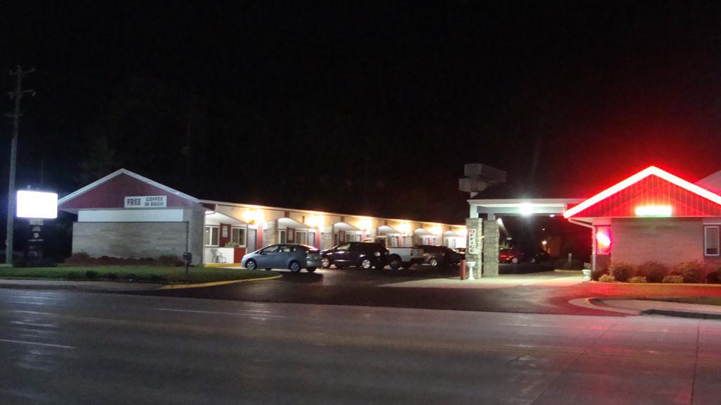 Pinconning Trail Inn Motel Bagian luar foto