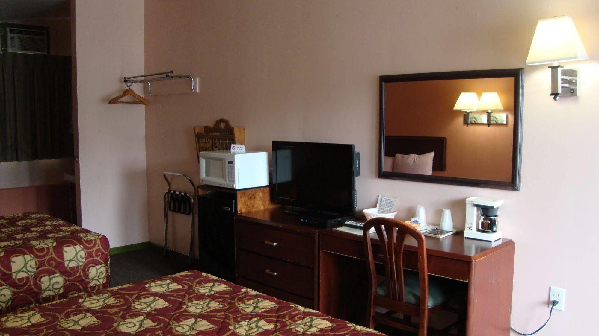 Pinconning Trail Inn Motel Bagian luar foto