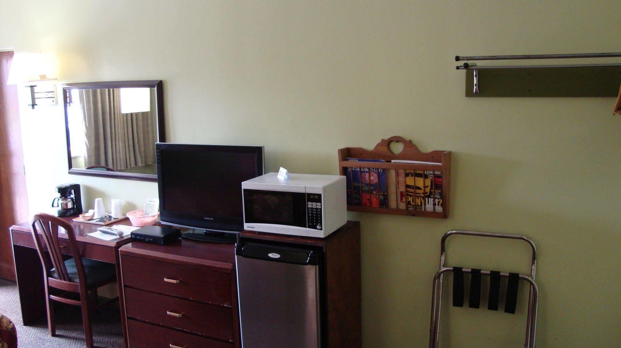 Pinconning Trail Inn Motel Bagian luar foto