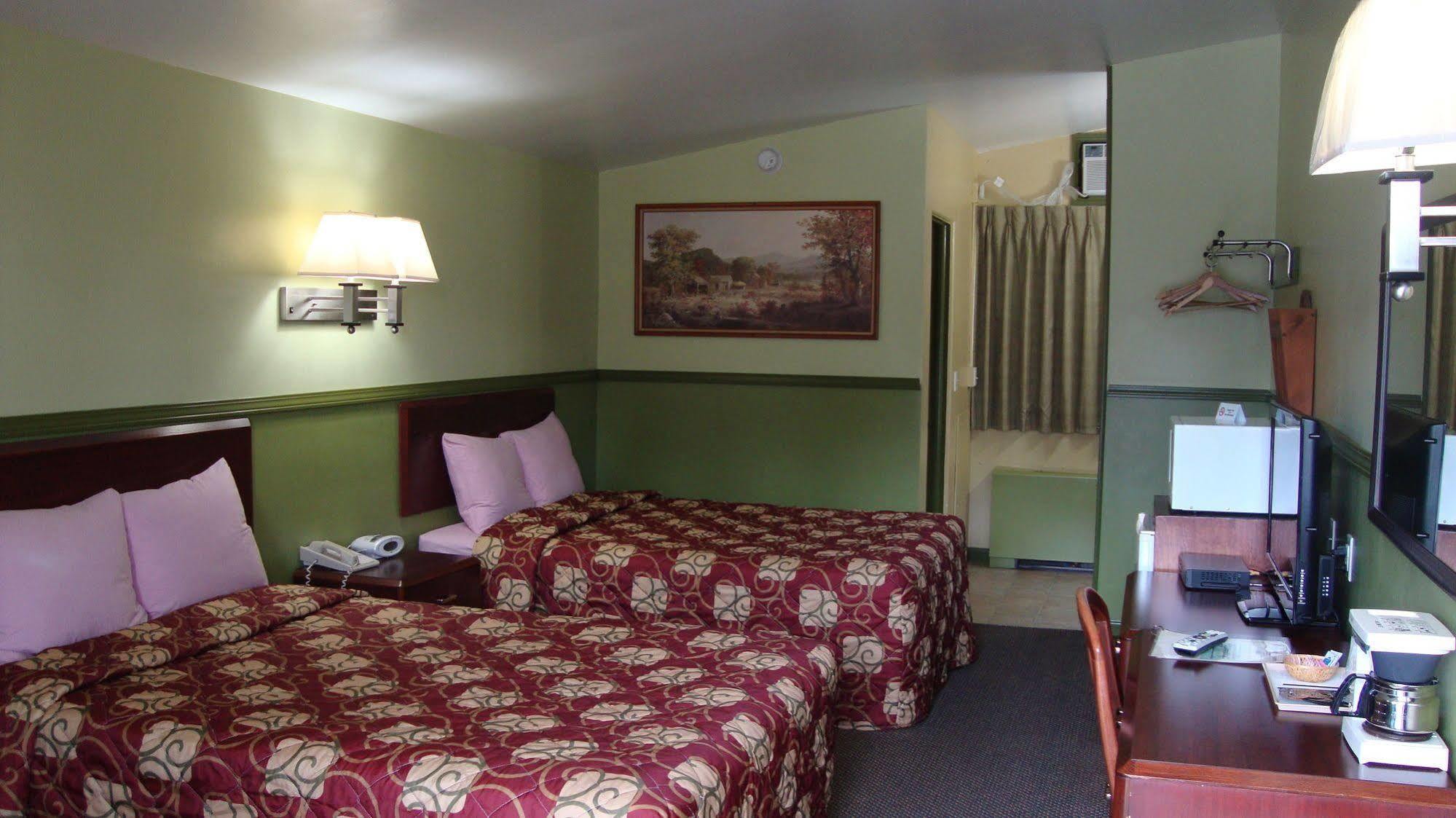 Pinconning Trail Inn Motel Bagian luar foto