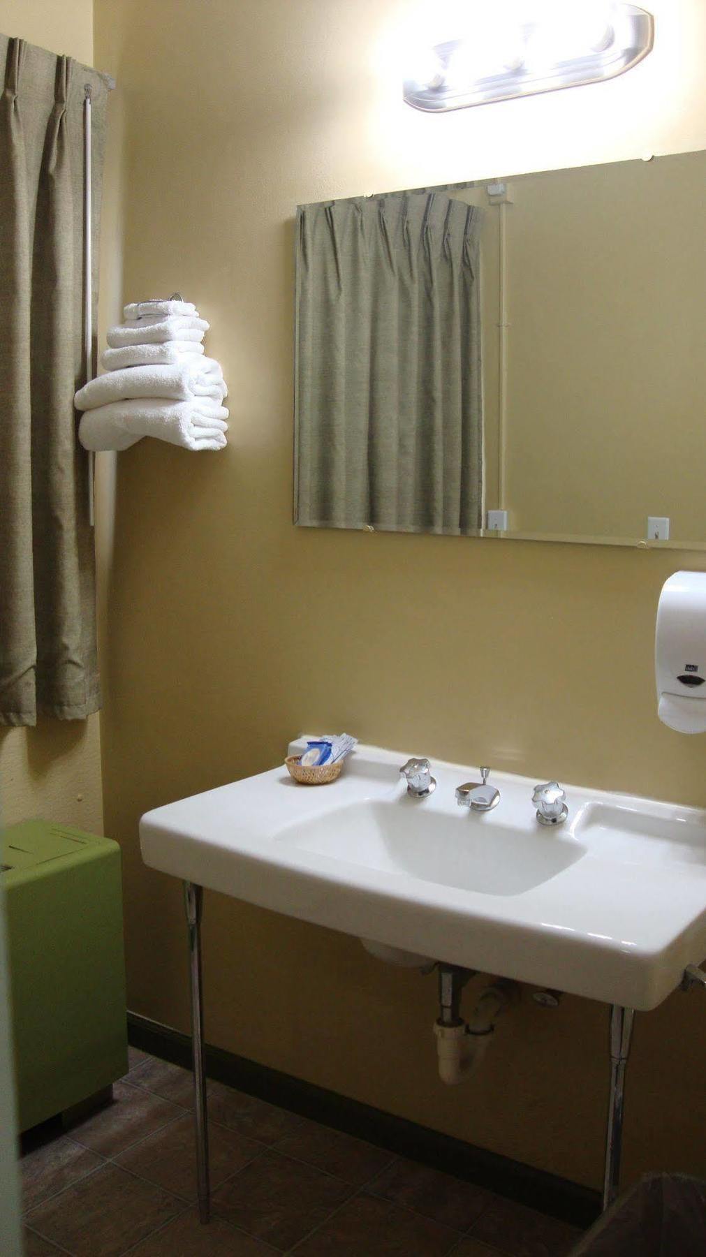 Pinconning Trail Inn Motel Bagian luar foto