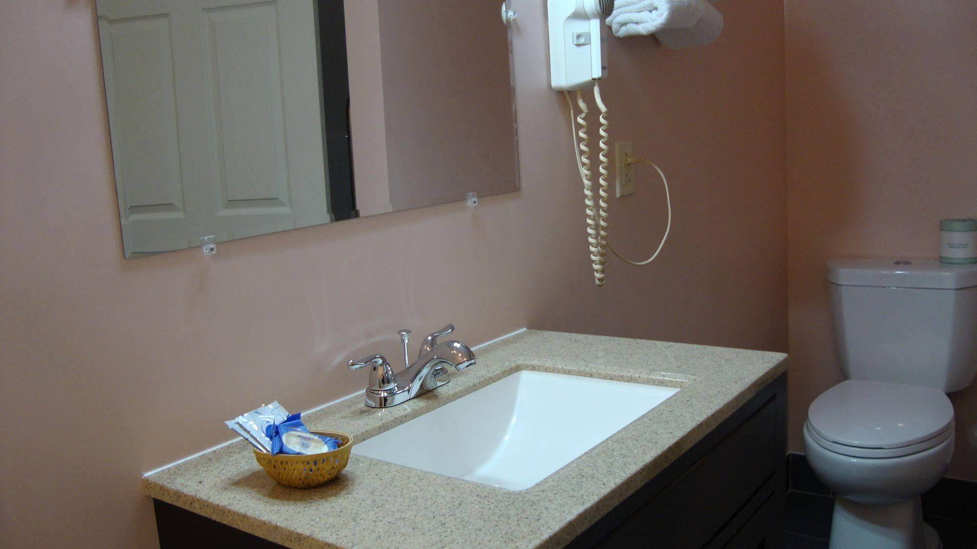 Pinconning Trail Inn Motel Bagian luar foto