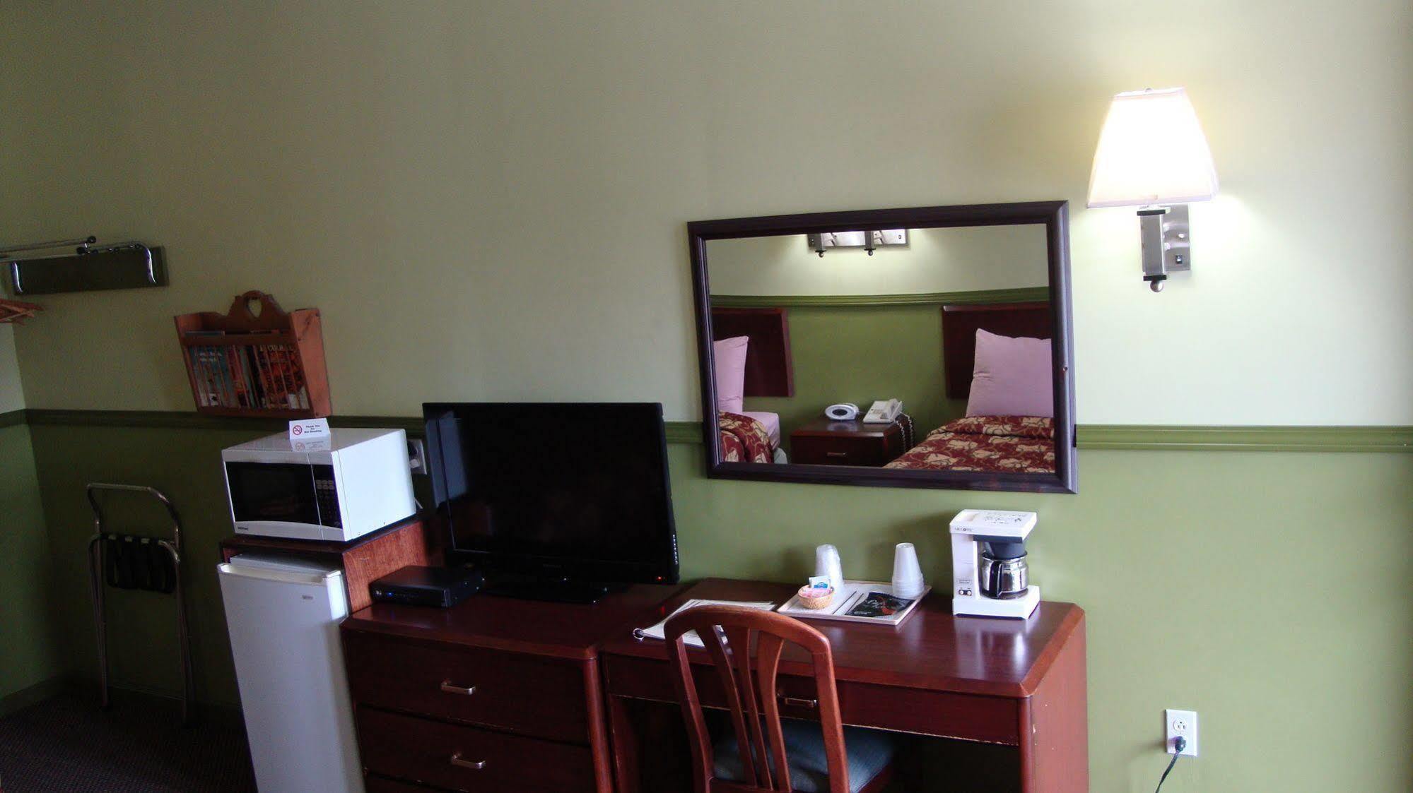 Pinconning Trail Inn Motel Bagian luar foto