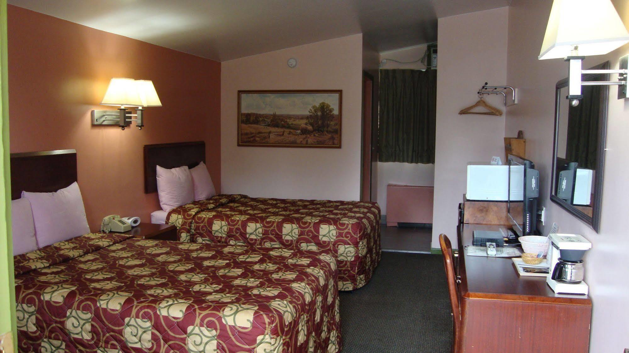 Pinconning Trail Inn Motel Bagian luar foto