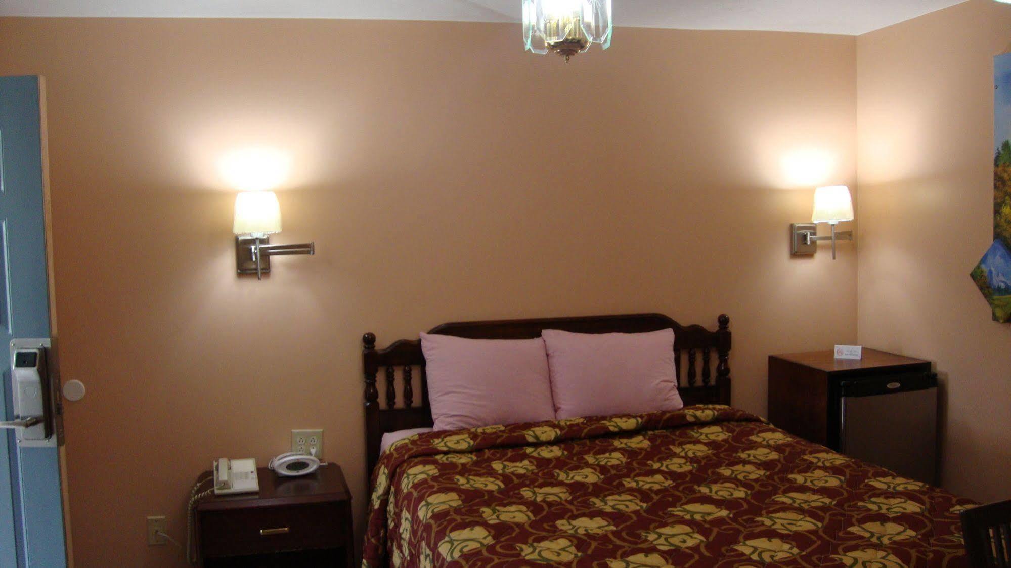 Pinconning Trail Inn Motel Bagian luar foto