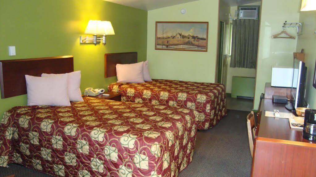 Pinconning Trail Inn Motel Bagian luar foto